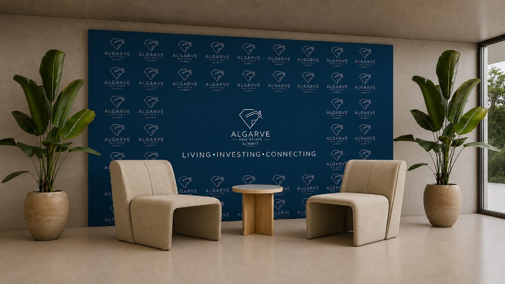 Media Wall navy com padrão do logótipo, poltronas em creme e mesa em madeira.