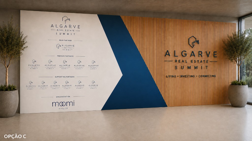 Painel de entrada do Summit — parede de parceiros, chevron navy e ripado de madeira com o logótipo do evento.